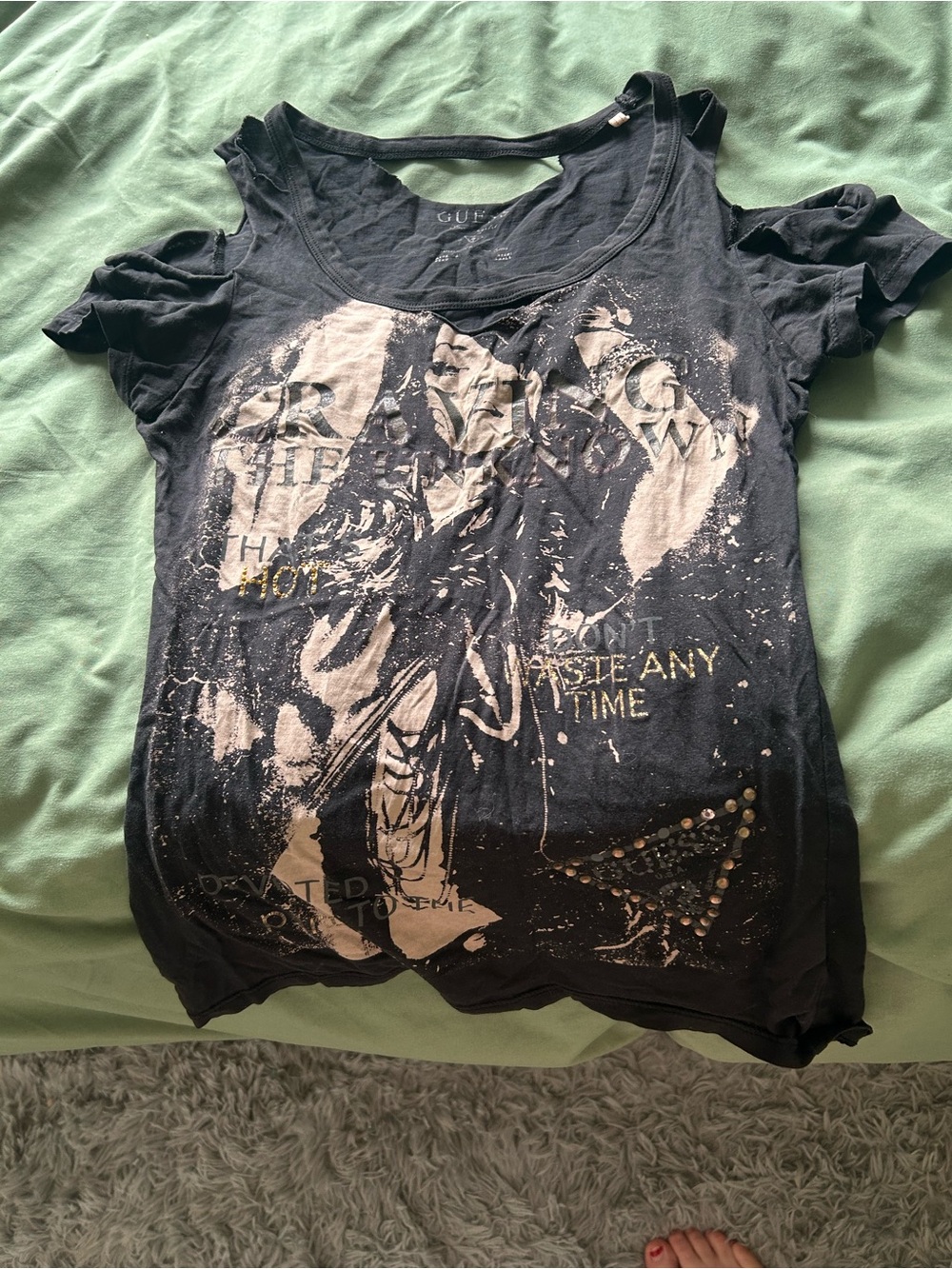 Guess Women's Black Graphic Short Sleeve Tee with Beige Print